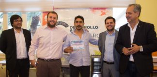 Emotiva entrega de elementos de trabajo a emprendedores