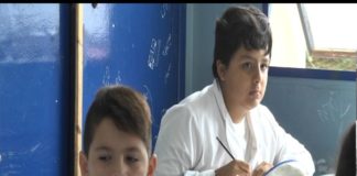 Los alumnos siguen recibiendo guardapolvos