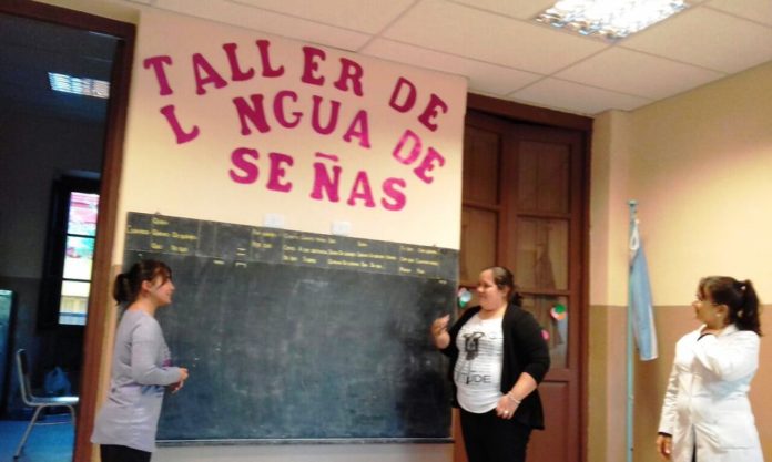 Educación brinda capacitación en lenguaje de señas