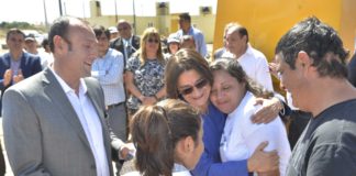 La gobernadora entregó otras 50 viviendas del IPV