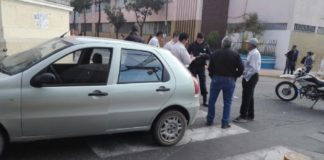 Moto chocó a un auto en pleno microcentro