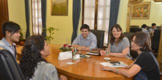 La gobernadora recibió a los artesanos que viajarán a Malasia