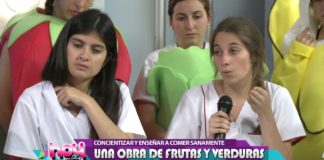 Una obra de frutas y verduras.
