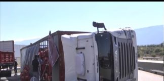 Quiso esquivar una moto y terminó volcando