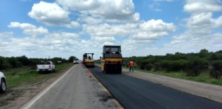 Realizan trabajos sobre la calzada de Ruta Nacional N° 157