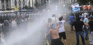 A la fuerza, Gendarmería impidió la vigilia frente al Congreso contra el ajuste a los jubilados