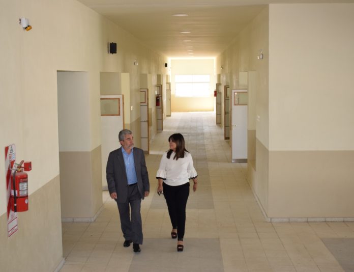El-ministro-Gutierrez-y-la-jefa-de-Gabinete-recorrieron-la-escuela-de-Valle-Chico