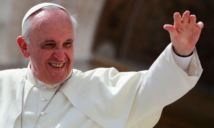 papa_francisco_saluda_el_vaticano