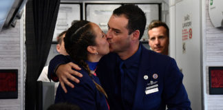 Francisco casó a una pareja de tripulantes ¡En pleno vuelo!