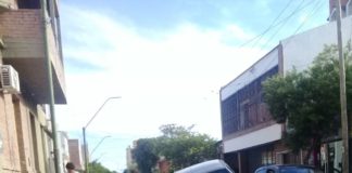 Automóvil quedó incrustado en una calle rota en pleno centro