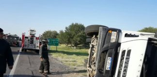 Camión recolector de residuos volcó cerca del CIIC