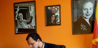 El diputado Juan Denett intenta ponerle fin a la “puerta giratoria”