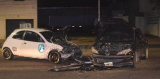 Dos automóviles colisionaron violentamente en Avenida Presidente Castillo