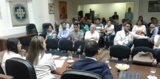 Producción y Telecom firman convenio