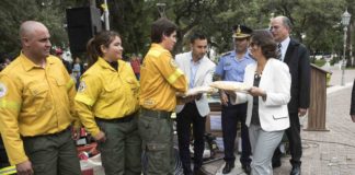 La gobernadora entregó indumentaria para bomberos y la brigada contra incendios forestales