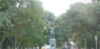 Mañana nublada y fresca en la ciudad