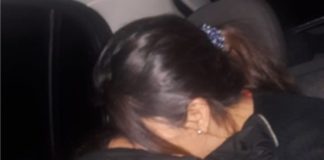 Mujer se atrincheró en un auto para impedir ser separada de su hijo de 4 años