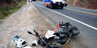 Chocó contra un poste del alumbrado público y resultó lesionado