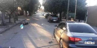 Una moto colisionó con un automóvil en el Barrio 9 de Julio