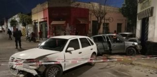 Cinematográfica persecución terminó con un auto impactando en un comercio céntrico