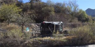 Un camioneta volcó en la Avenida Circunvalación de Belén