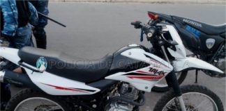 Aprehenden a dos jóvenes y secuestran una moto tras una persecución en el sector oeste