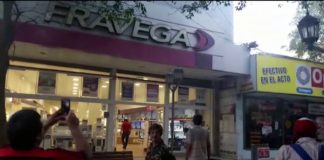 VIDEO: se incendió el cartel de Frávega en Peatonal Rivadavia