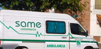 Una mujer fue rescatada tras quedar atrapada en un automóvil