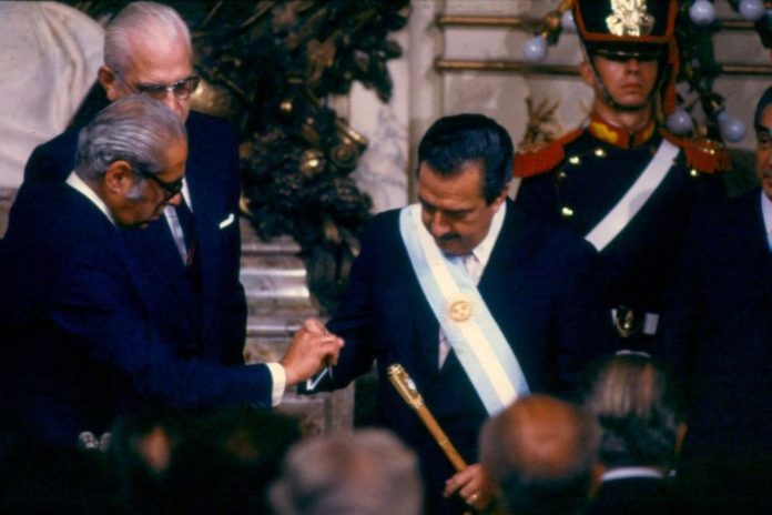 54260-hace-35-anios-asumia-como-presidente-alfonsin-y-argentina-volvia-a-la-democracia