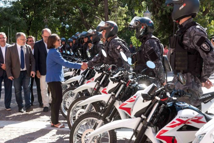 Entrega moviles Policia003