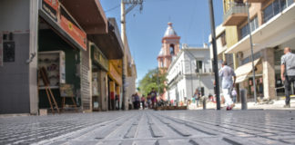 Baldosas podotáctiles para circuitos no videntes en el microcentro