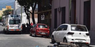 Una joven impactó con su moto un auto estacionado en el casco céntrico