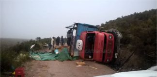 Un camión volcó en Andalgalá