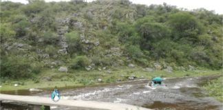 Rescataron un vehículo arrastrado por las aguas de un río en Ancasti