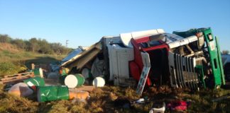 Un camión volcó en la «Curva de la Muerte» en Ruta 157