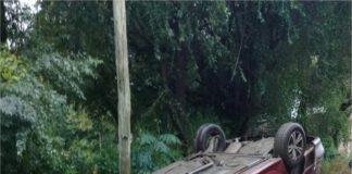 En Valle Viejo volcó un auto conducido por un adolescente de 17 años