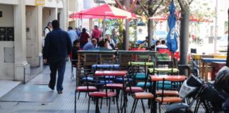 Buscan regular el cobro del “cubierto” en locales de comida