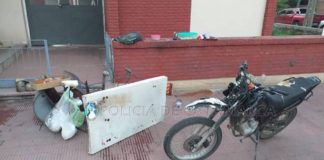Motociclistas chocaron un puesto de venta de tortillas en Vicario Segura