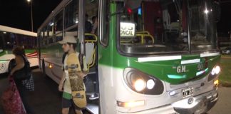 Violento accidente en un colectivo y un auto en la rotonda del exRegimiento (VIDEO)