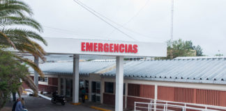 Joven cayó del balcón de un departamento mientras bebía con sus amigos