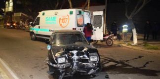 Conductor borracho chocó otro auto y luego intentó agredir a una familia con una llave de fuerza