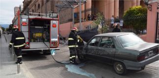 Un auto se incendió frente al Colegio Quintana