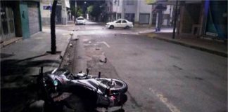 Remís colisionó con un motociclista en pleno centro