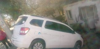Las Juntas: se olvidó de poner el freno de manos y su auto terminó en un jardín