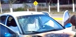 Policías sofocaron el incendio de un auto en Av. Acosta Villafañez