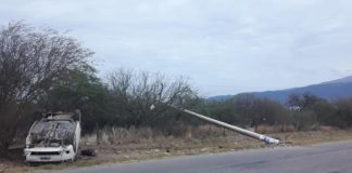 Chocó contra un poste de tendido eléctrico y volcó violentamente