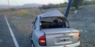Automovilista chocó contra un poste del alumbrado público en Valle Chico