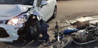 Violento choque entre un auto y una moto en Avenida Illia