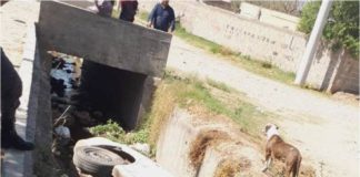 Automóvil terminó en un canal de riego
