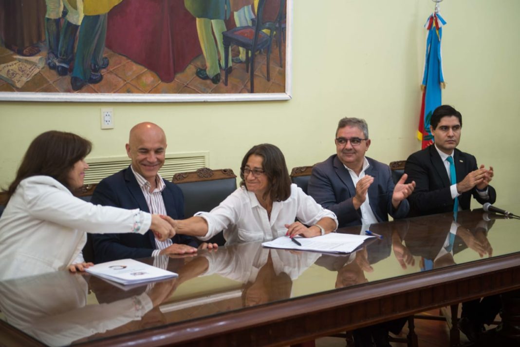 Raúl respaldó el convenio firmado entre la Provincia y el Banco Nación
